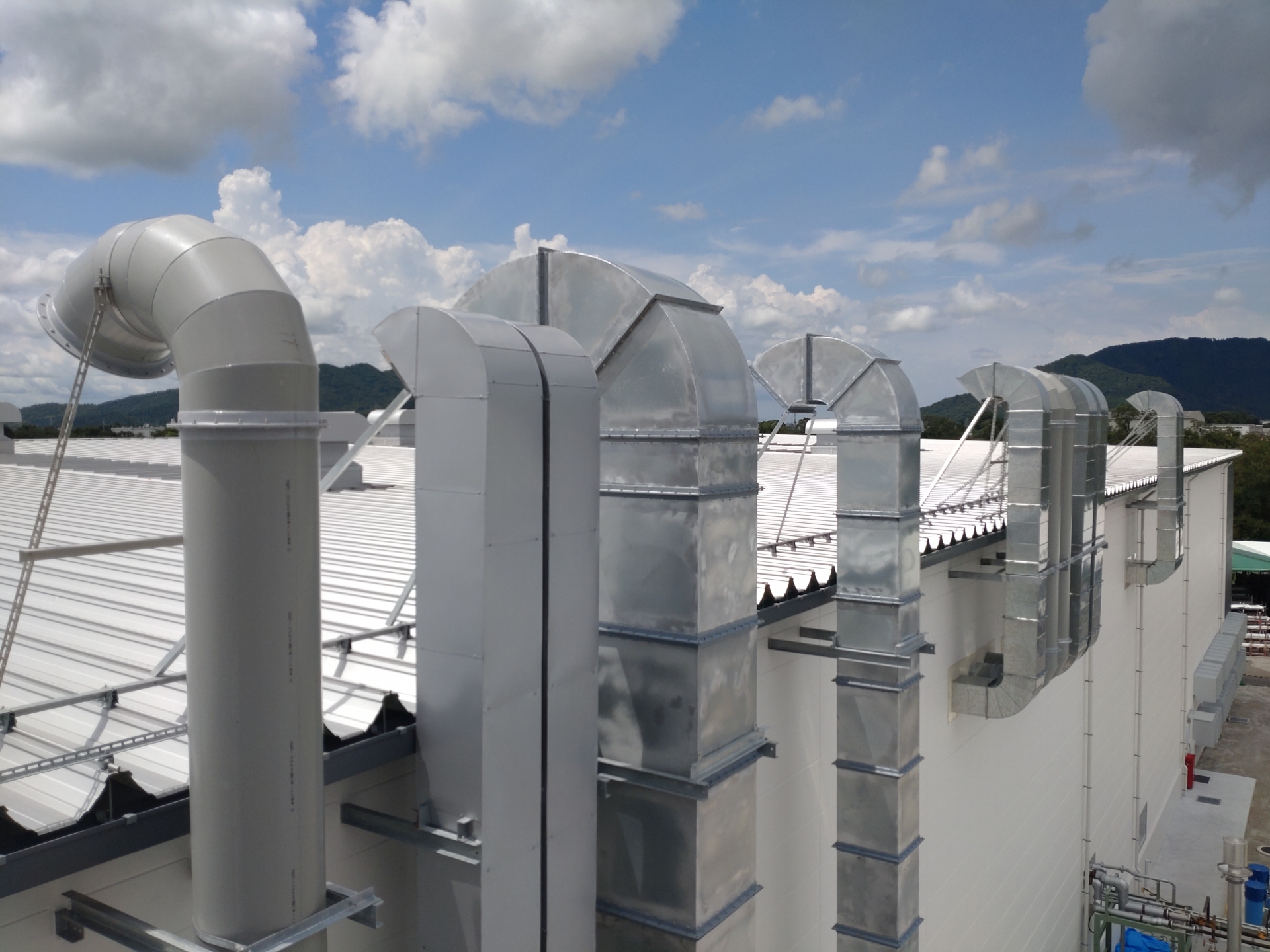 法人必見！給排気ダクト定期清掃が空気環境とコストに与える効果とは