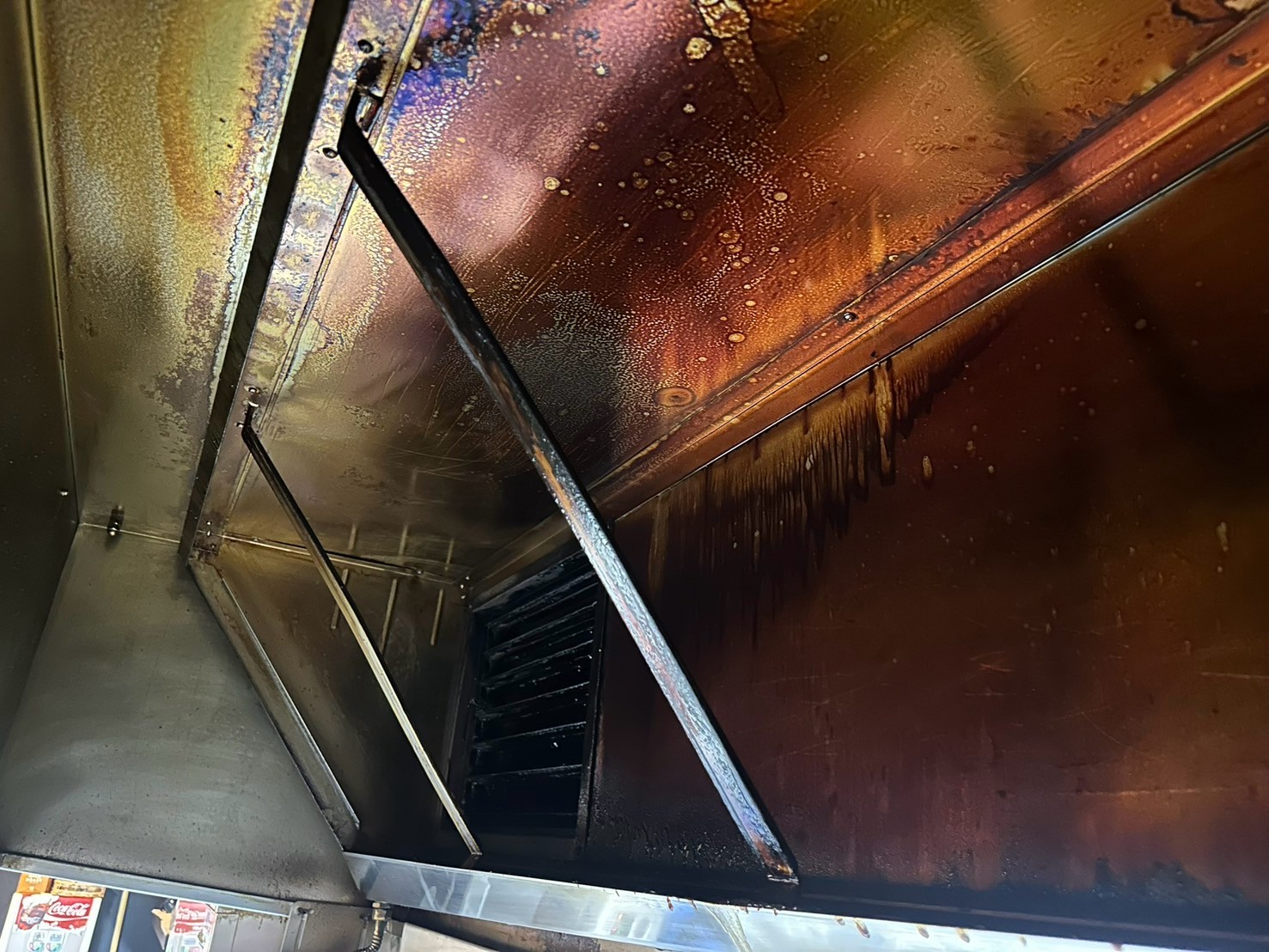 居酒屋のダクト清掃で換気効率を改善！忘年会シーズンに向けた安全対策｜千葉県木更津市